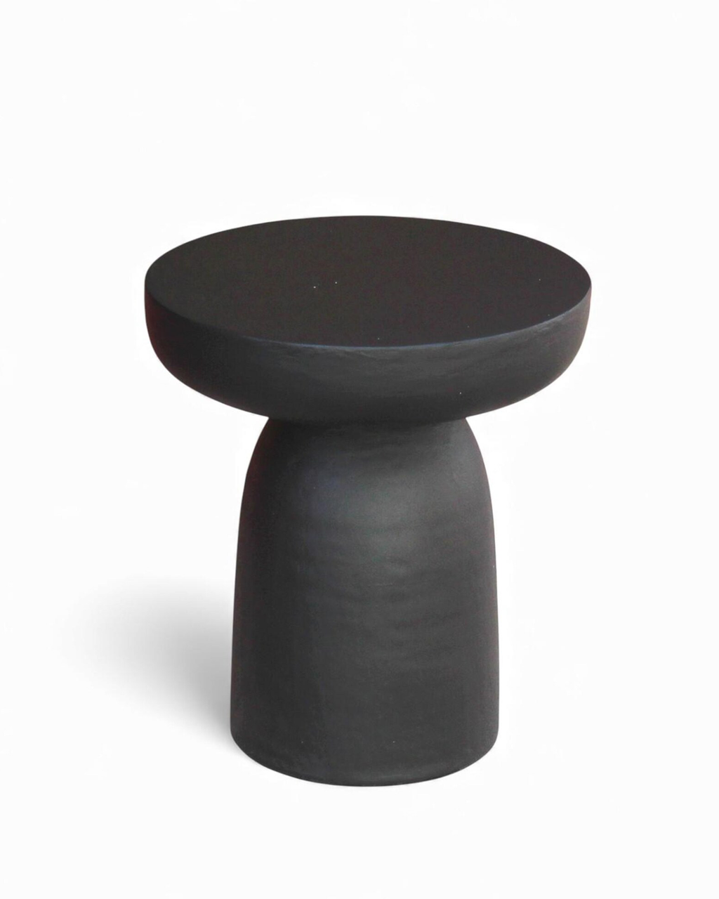 Table d'appoint sculpturale noire effet béton
