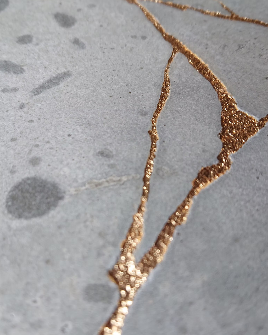 Table Basse "Kintsugi" en Béton Artisanal
