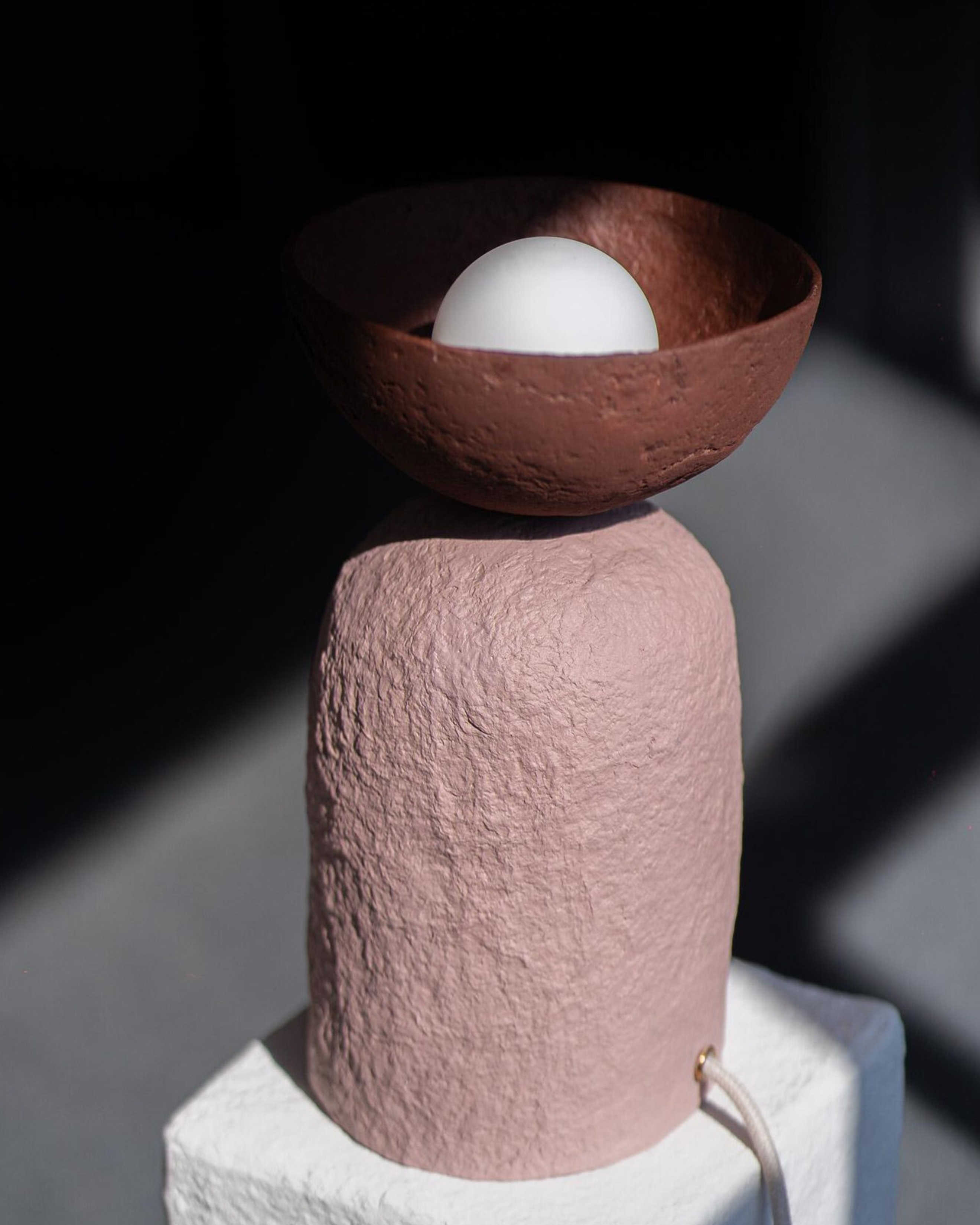 Lampe de table artisanale Globe Opale, pigments naturels