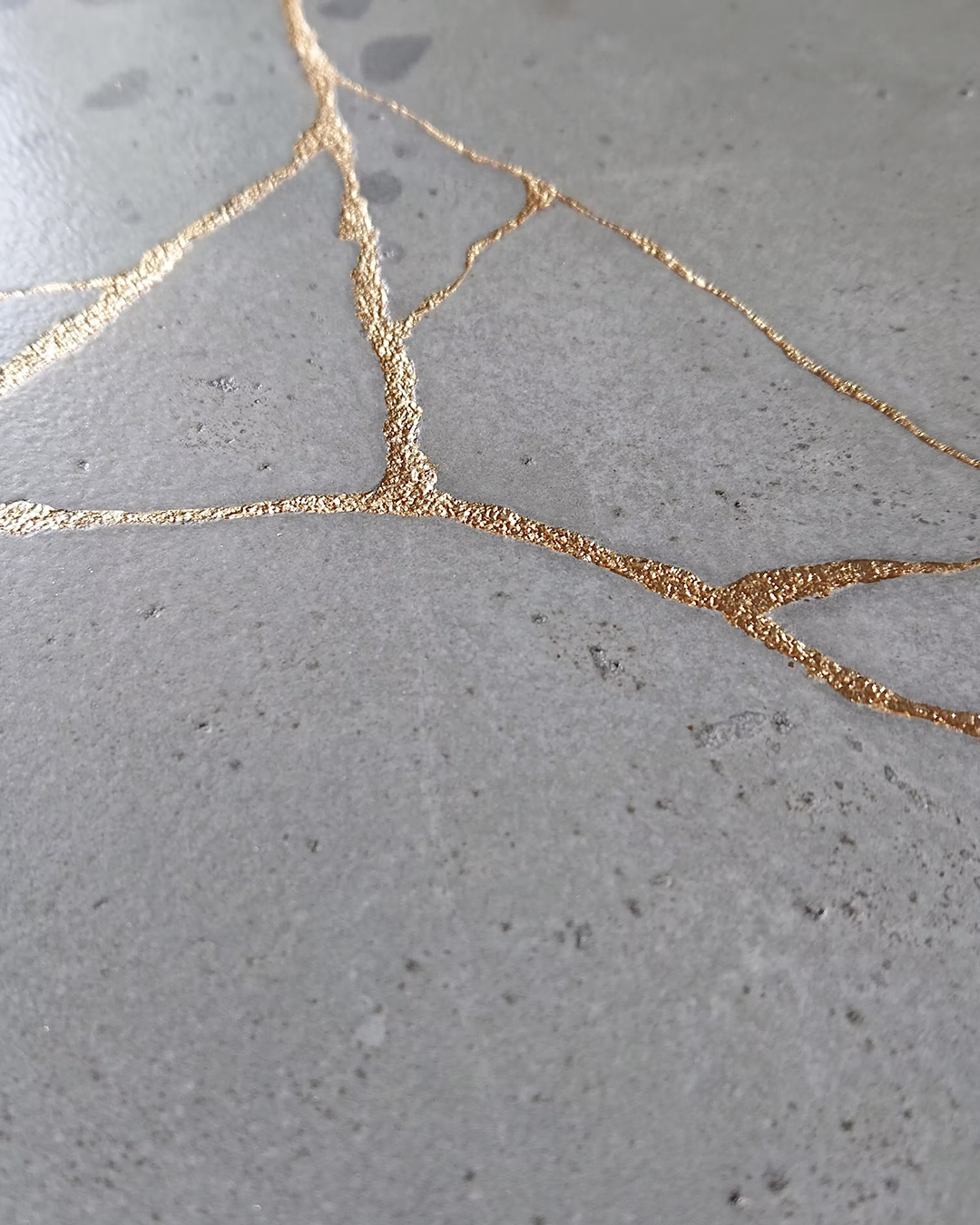 Table Basse "Kintsugi" en Béton Artisanal