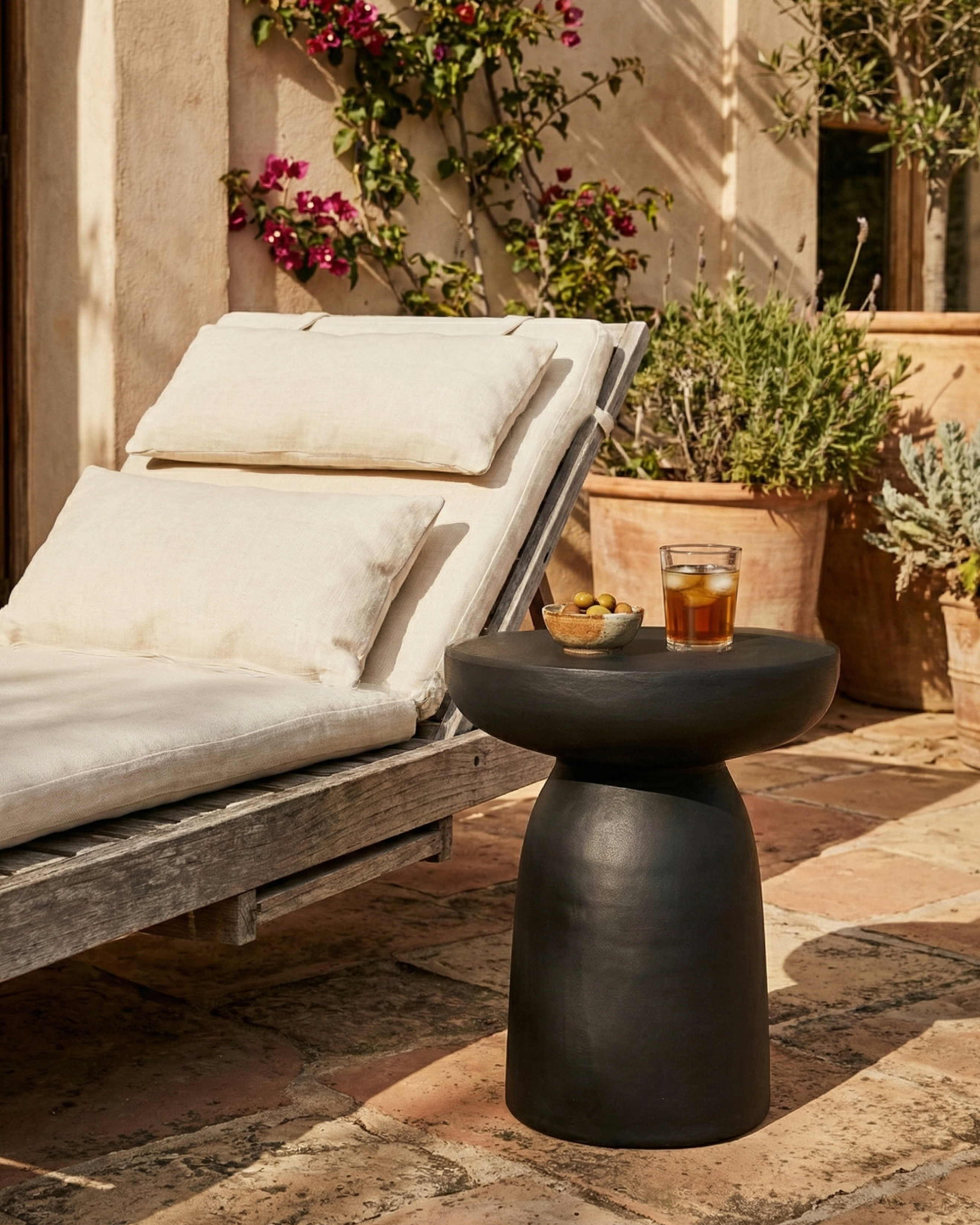 Table d'appoint sculpturale noire effet béton