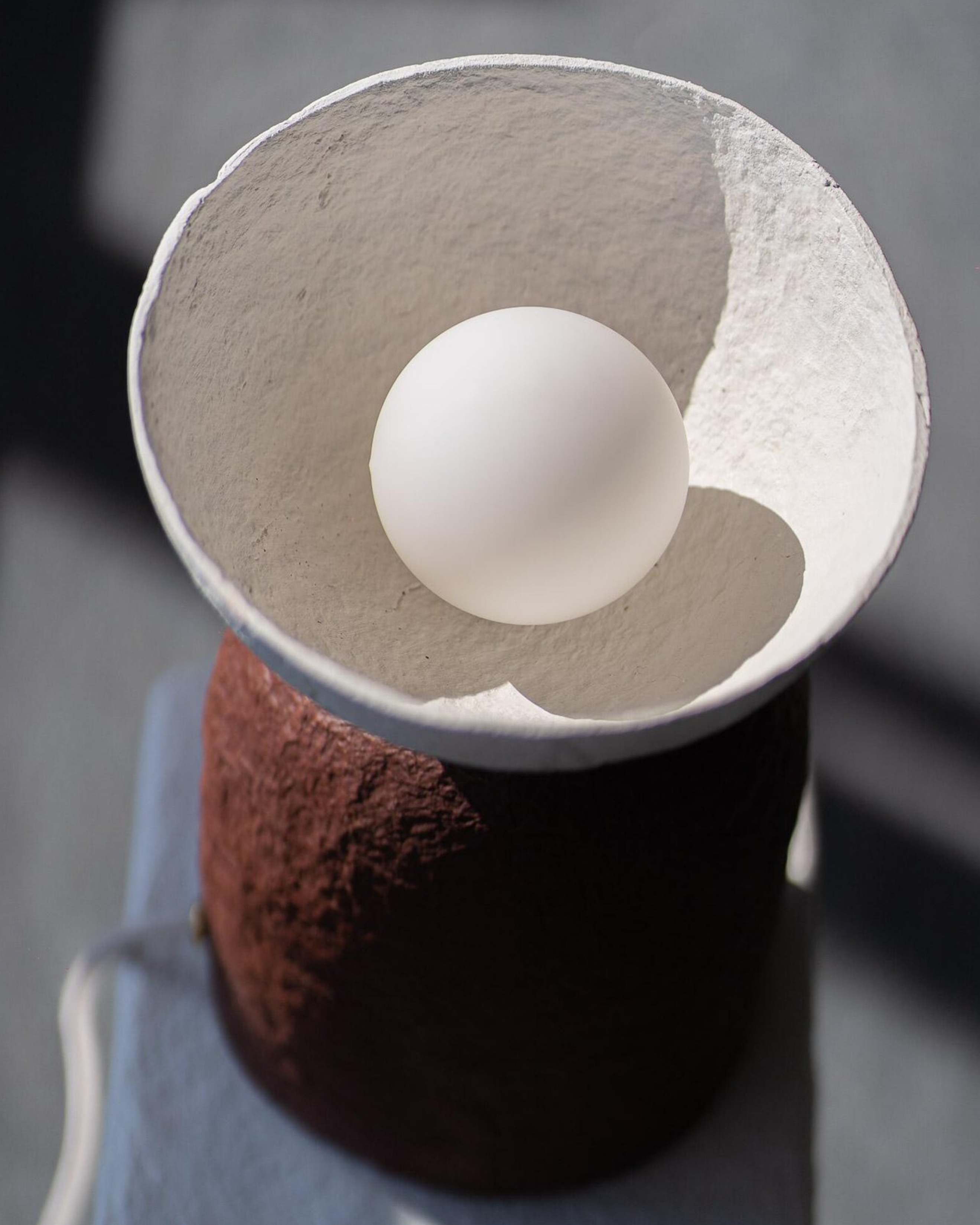 Lampe de table artisanale Globe Opale, pigments naturels