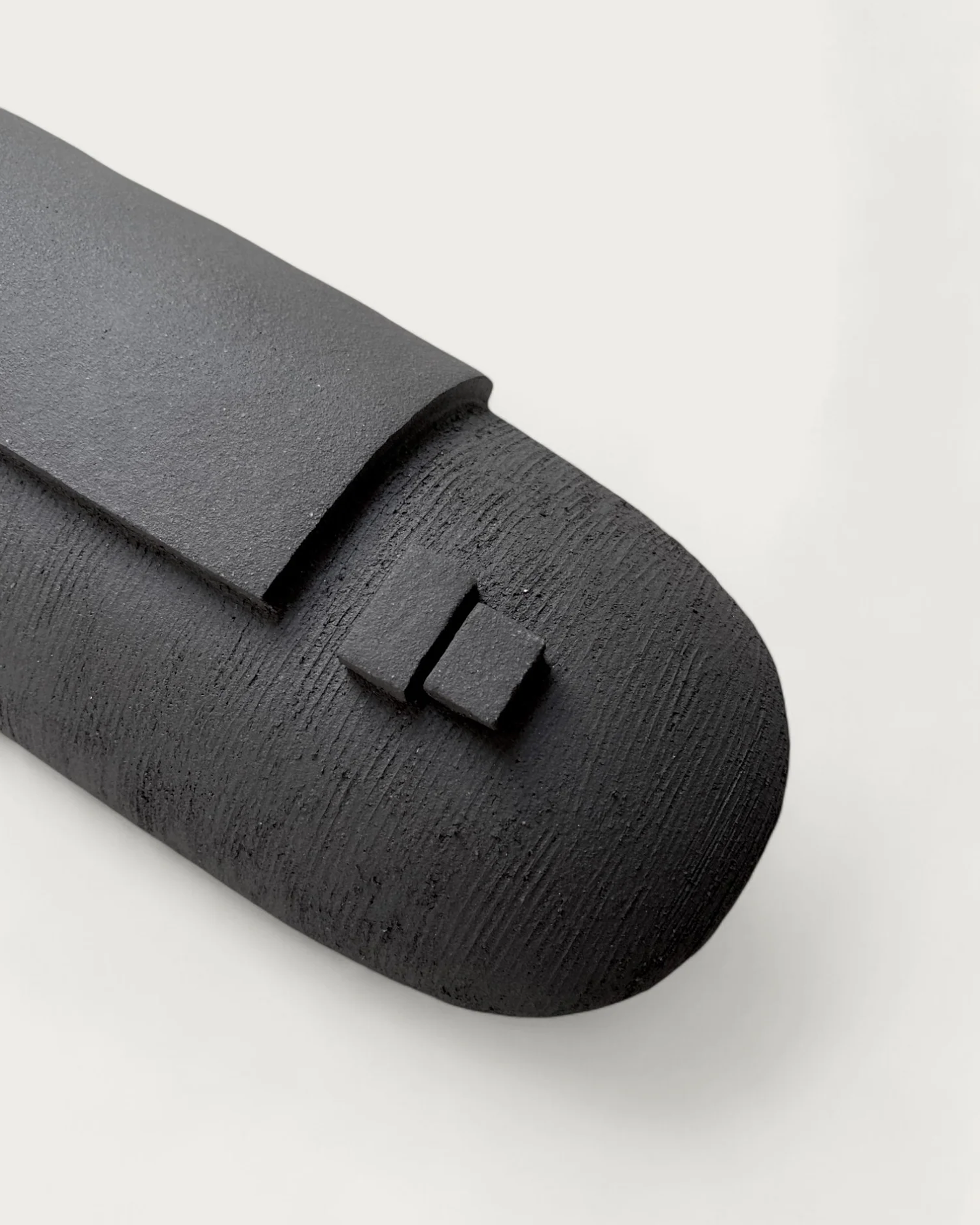 Masque en papier maché noire