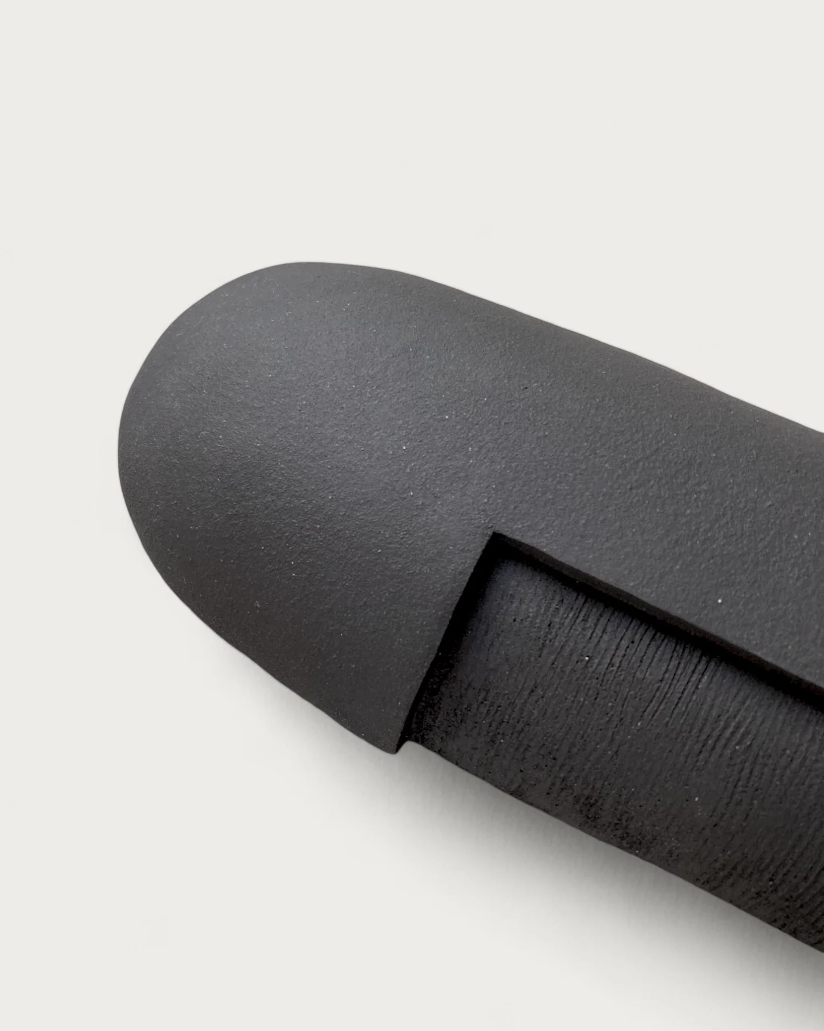 Masque en papier maché noire