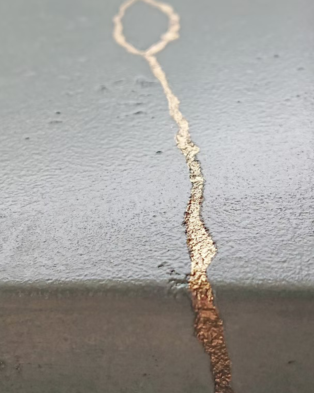 Table Basse "Kintsugi" en Béton Artisanal