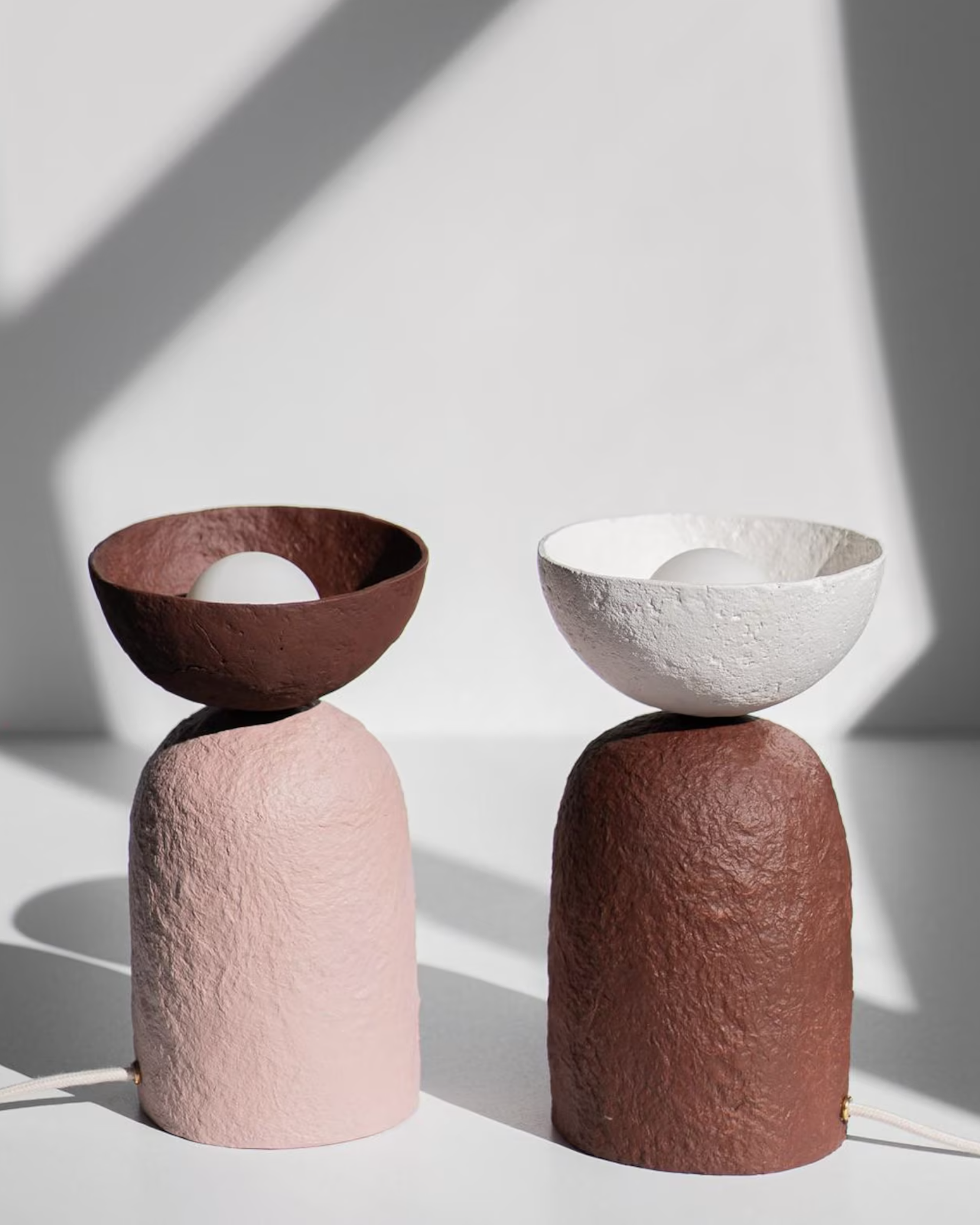 Lampe de table artisanale Globe Opale, pigments naturels