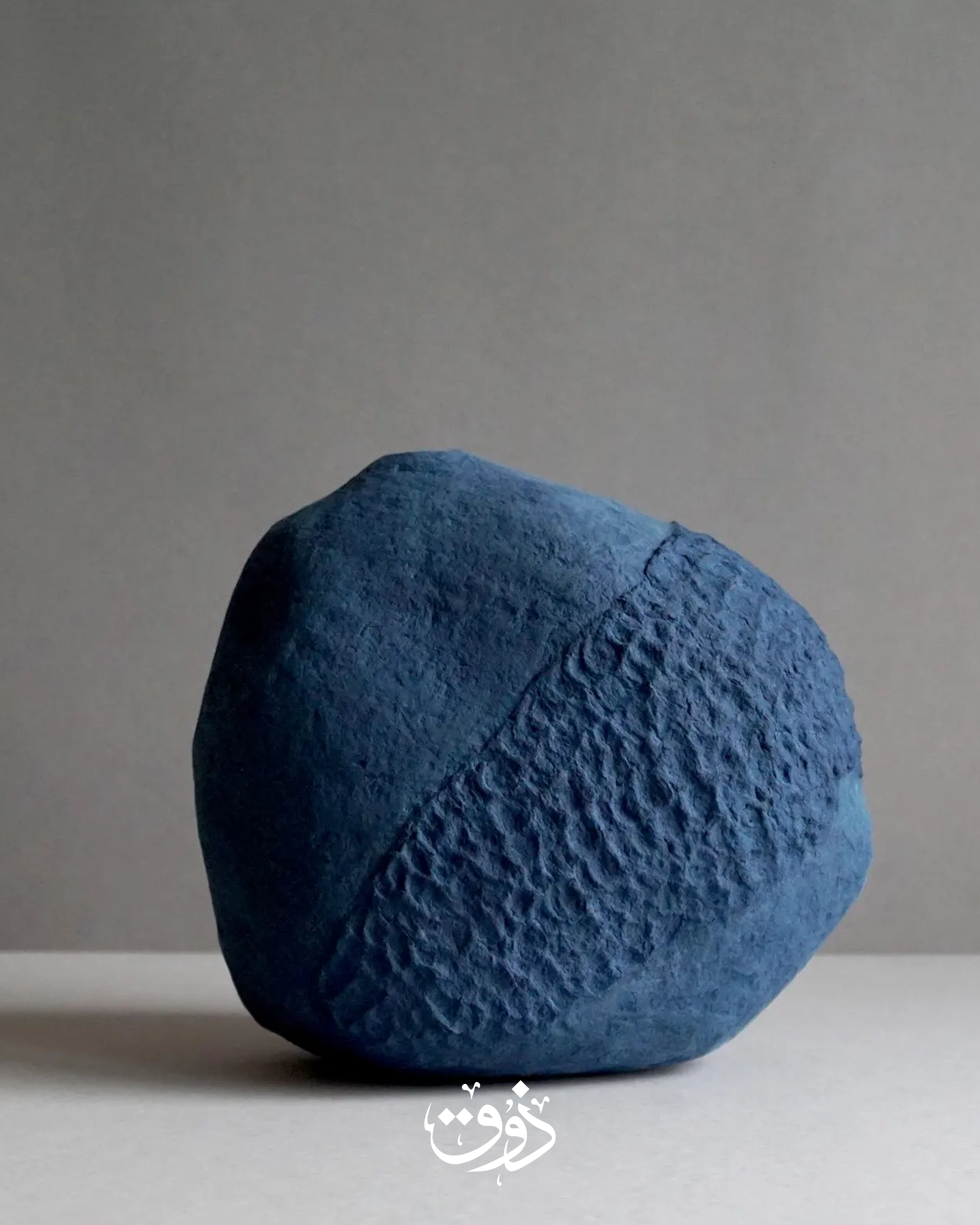 Vase sculptural bleu en papier mâché